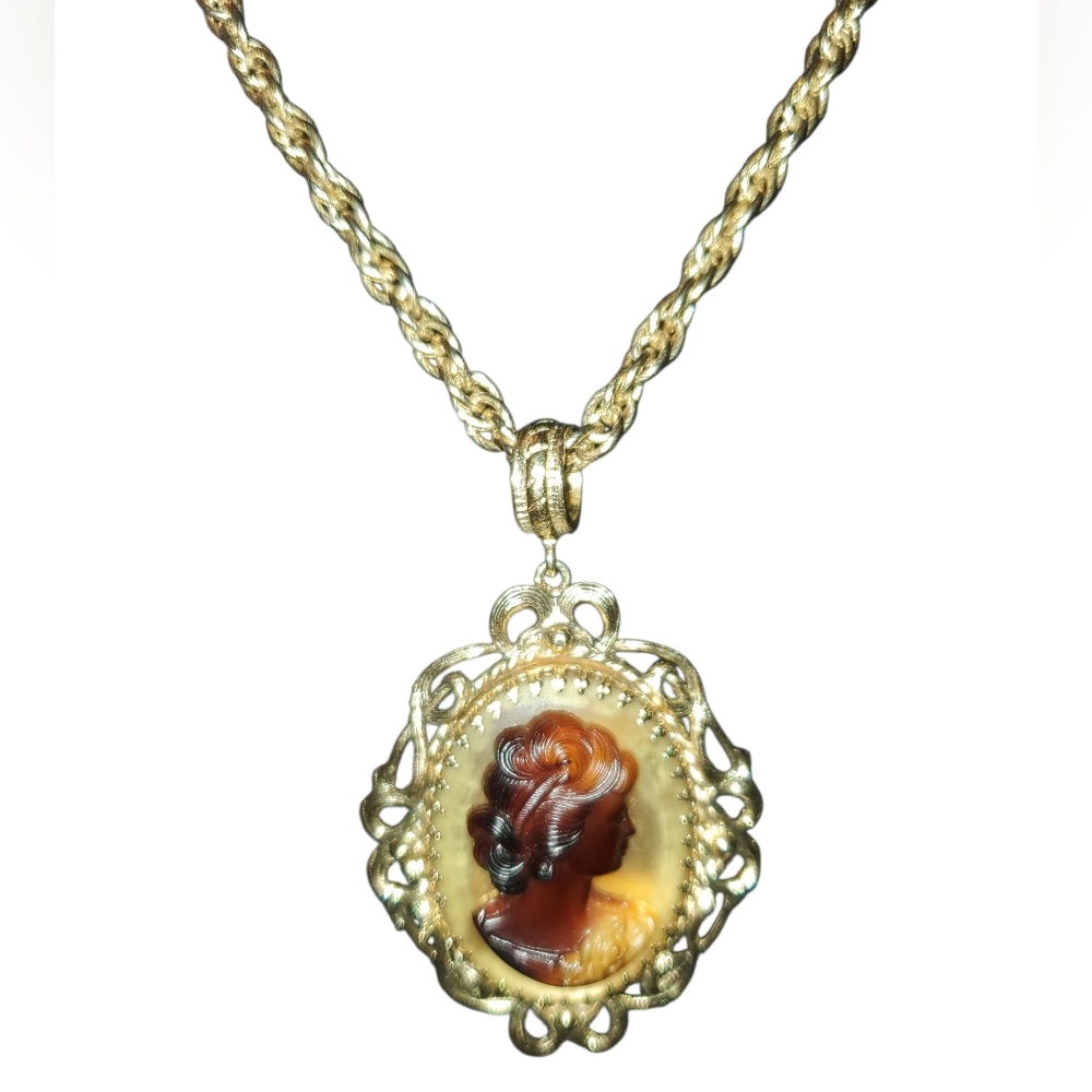 Vintage Whiting & Davis Cameo Pendant Necklace